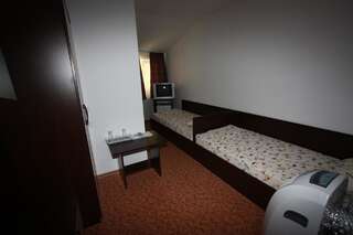Отель Hotel Basarab Бухарест Двухместный номер с 1 кроватью или 2 отдельными кроватями-3