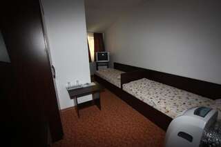 Отель Hotel Basarab Бухарест Двухместный номер с 1 кроватью или 2 отдельными кроватями-9